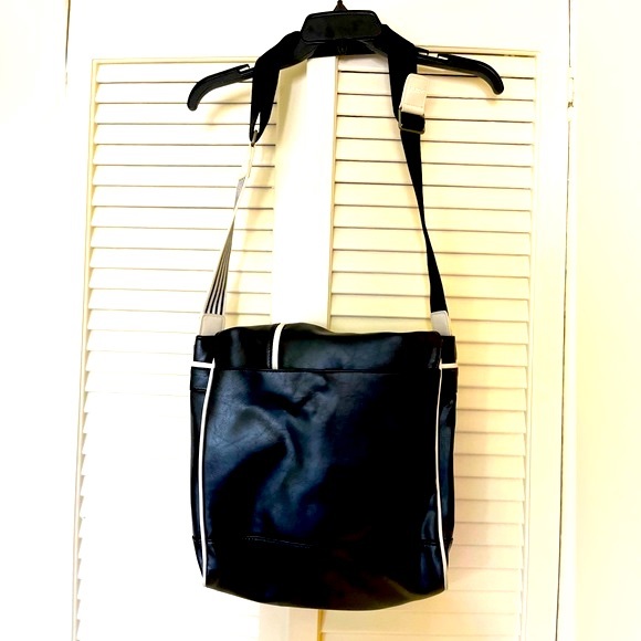 LACOSTE. Men’s or Unisex Solid Black and White Striped Cross Body Messenger Bag. - Picture 4 of 5